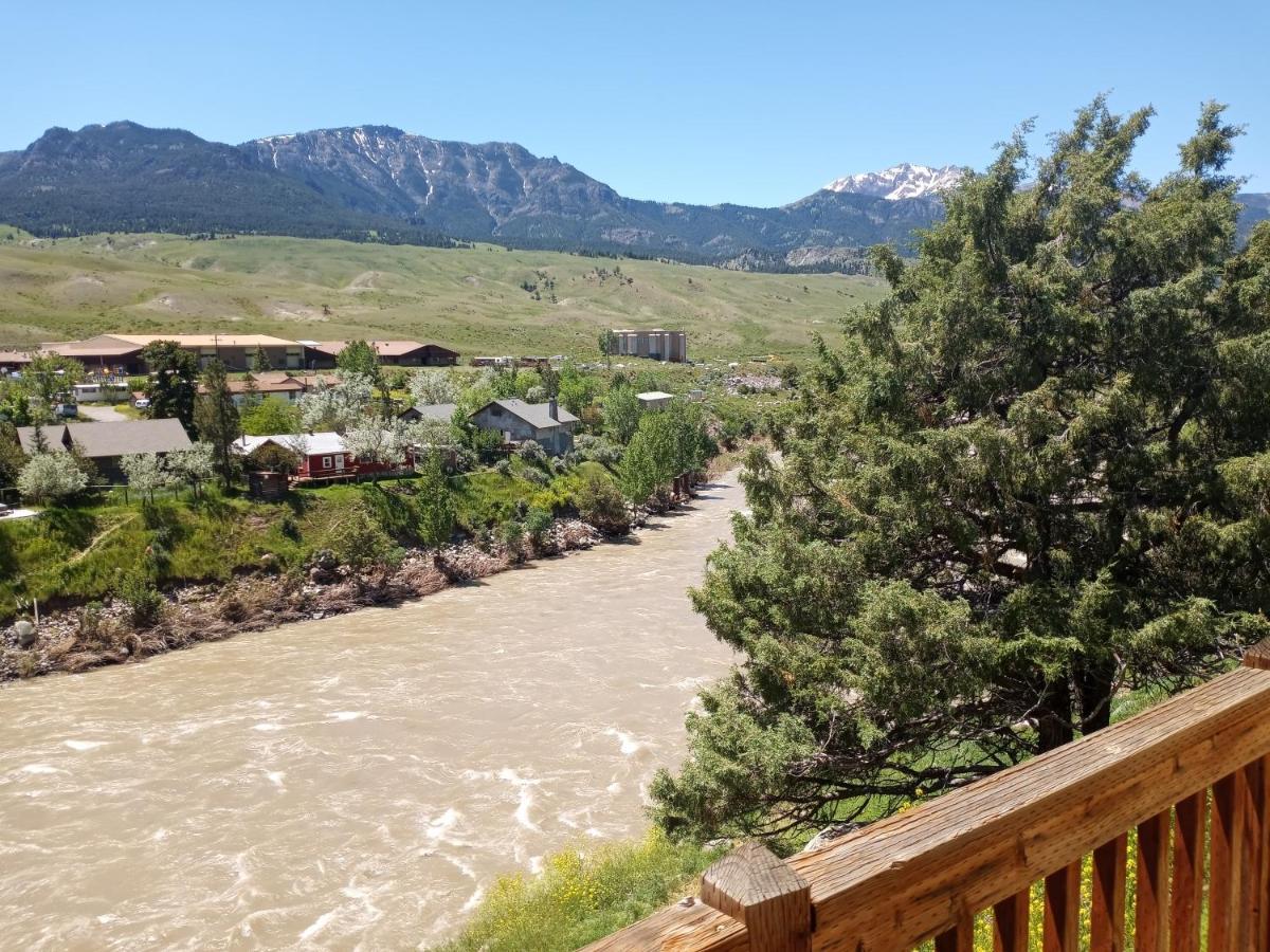 Yellowstone Riverside Cottages Gardiner Exteriör bild